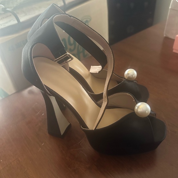 Elegant Black Platform Heels with Pearl Accent - Picture 2 of 3